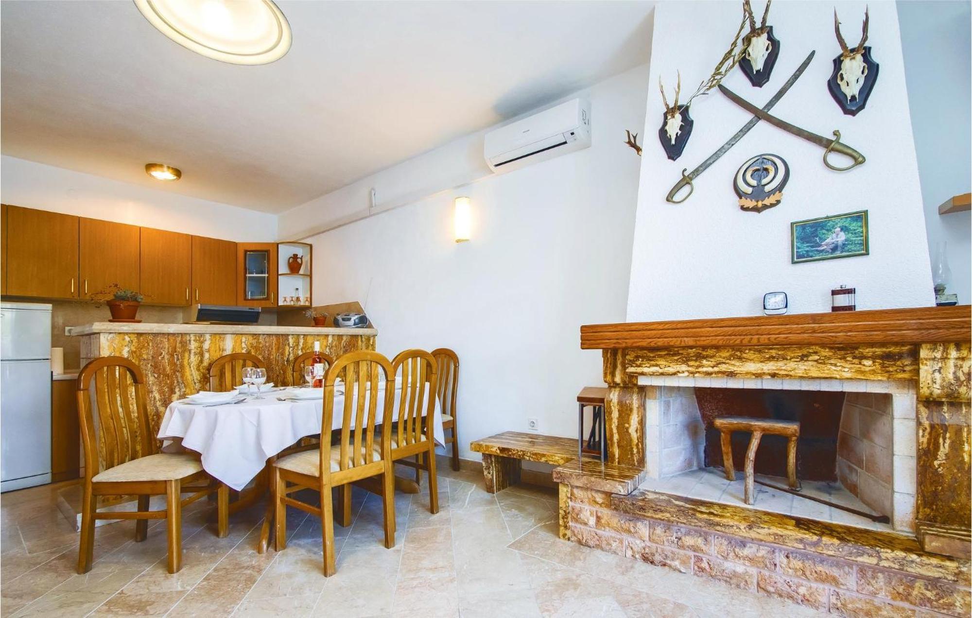 Beautiful Home In Pucisca With Wifi Kültér fotó